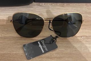 Gafas de sol doradas y negras Versace