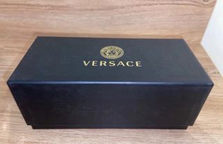 Gafas de sol doradas y negras Versace