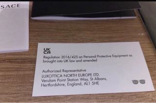 Gafas de sol doradas y negras Versace