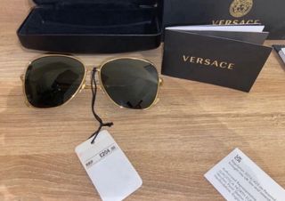 Gafas de sol doradas y negras Versace