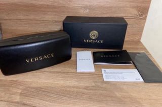 Gafas de sol doradas y negras Versace