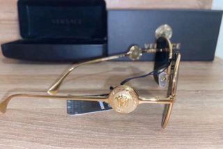 Gafas de sol doradas y negras Versace