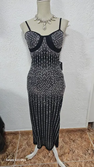 Vestido Negro con Pedreria super brillantes.
