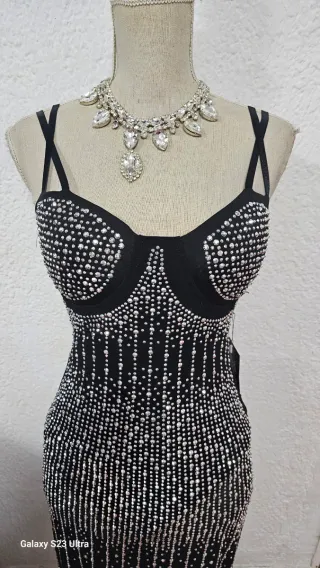 Vestido Negro con Pedreria super brillantes.