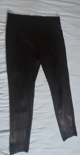 Pantalón elástico.  Zara.Talla L Negro