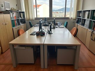 Mesa de oficina con cajonera de madera y metal