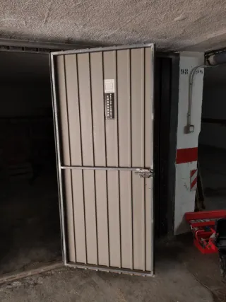 Puerta abatible metálica