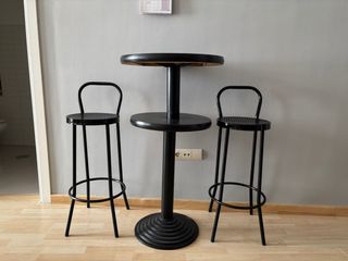 Mesa alta y 2 taburetes negros