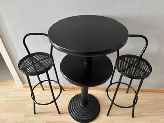 Mesa alta y 2 taburetes negros