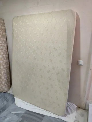 2 canapés 1,35 + colchón 1,50 + 1 colchón de 90