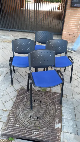 4 Sillas Apilables Negras y Azules