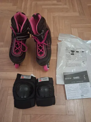 Patines en línea Oxelo con rodilleras.