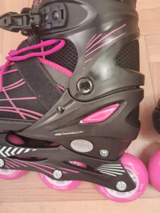 Patines en línea Oxelo con rodilleras.