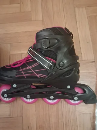 Patines en línea Oxelo con rodilleras.