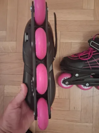 Patines en línea Oxelo con rodilleras.