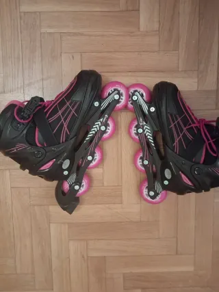 Patines en línea Oxelo con rodilleras.