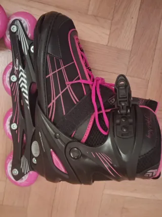 Patines en línea Oxelo con rodilleras.