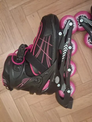 Patines en línea Oxelo con rodilleras.