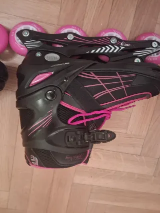 Patines en línea Oxelo con rodilleras.