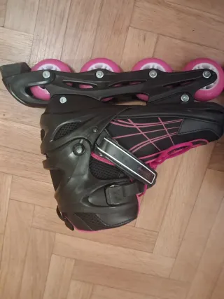 Patines en línea Oxelo con rodilleras.