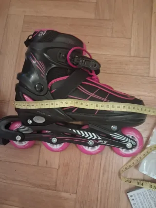 Patines en línea Oxelo con rodilleras.