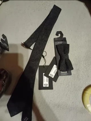 Corbata y pajarita gris oscuro