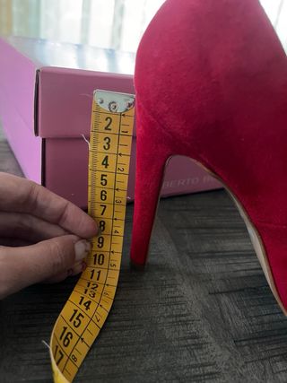 Zapatos tacón rojos Roberto Botella con brillantes