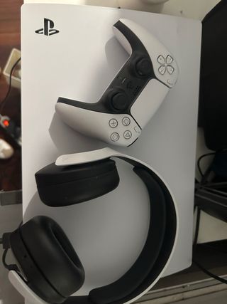 Consola PS5 con mando y auriculares