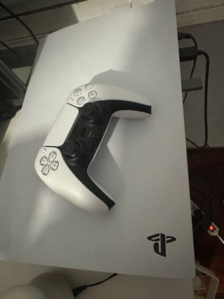 Consola PS5 con mando y auriculares