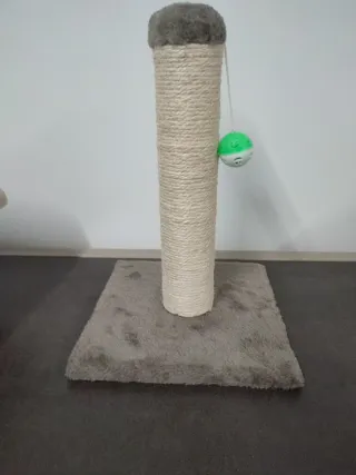 Rascador para gatos con juguete