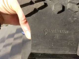 Botines negros con tachuelas y hebilla