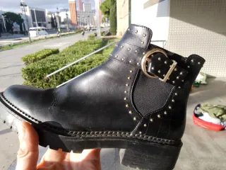 Botines negros con tachuelas y hebilla
