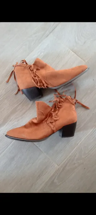 Botines ante marrones con flecos y tacón