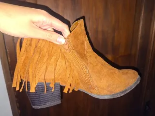 Botines ante marrones con flecos y tacón