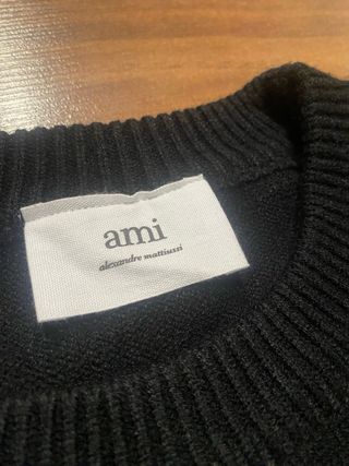 Jersey AMI Paris Negro Logo Corazón Rojo Bordado