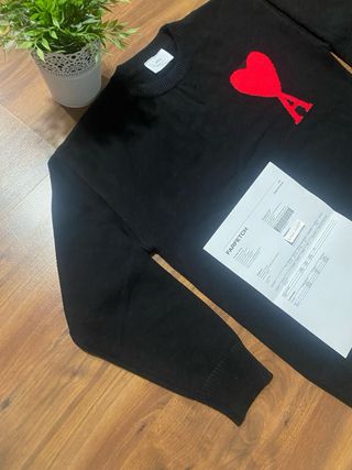 Jersey AMI Paris Negro Logo Corazón Rojo Bordado