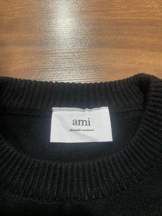 Jersey AMI Paris Negro Logo Corazón Rojo Bordado