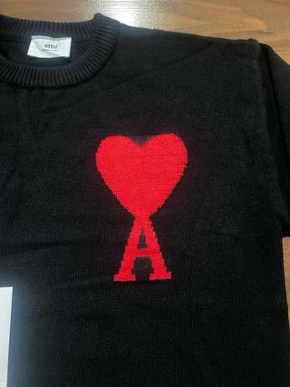 Jersey AMI Paris Negro Logo Corazón Rojo Bordado