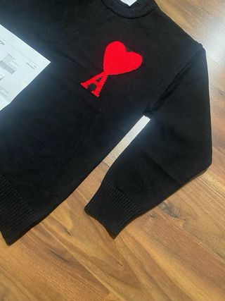 Jersey AMI Paris Negro Logo Corazón Rojo Bordado