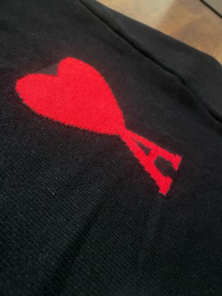 Jersey AMI Paris Negro Logo Corazón Rojo Bordado