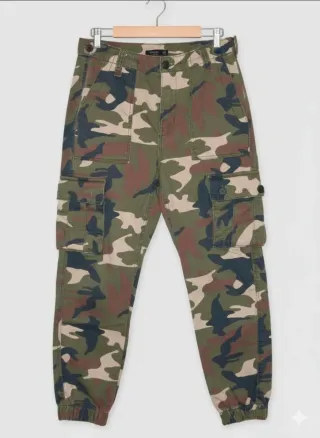 Calças cargo camufladas Bershka