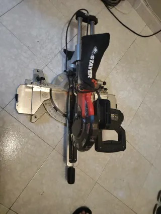 Sierra Ingletadora Telescópica STAYER