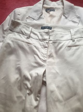 Elegante traje beige Talla 38 no esta bien plancho