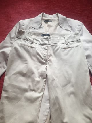 Elegante traje beige Talla 38 no esta bien plancho