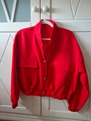 Cazadora bomber roja