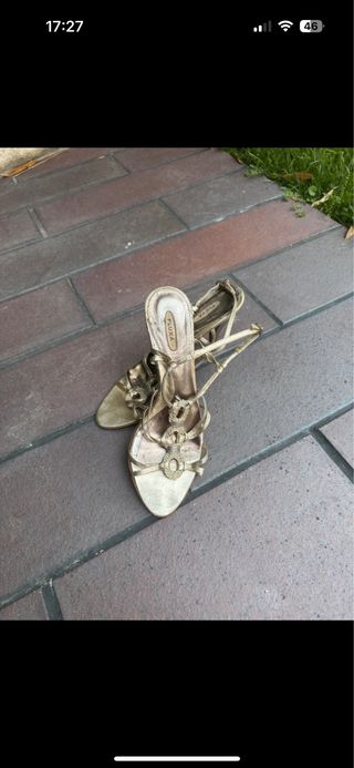 Sandalias doradas Fluxá