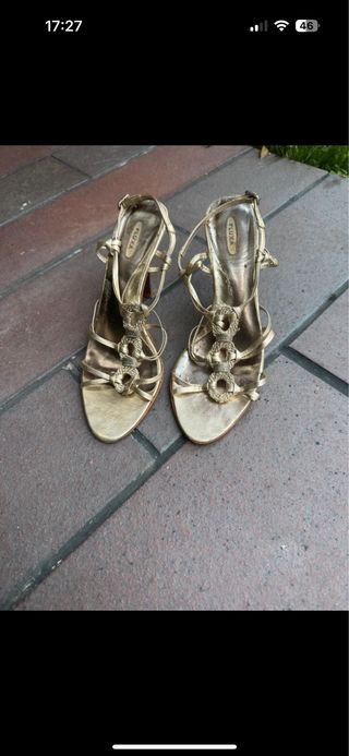 Sandalias doradas Fluxá