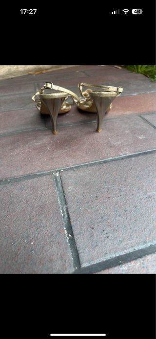 Sandalias doradas Fluxá