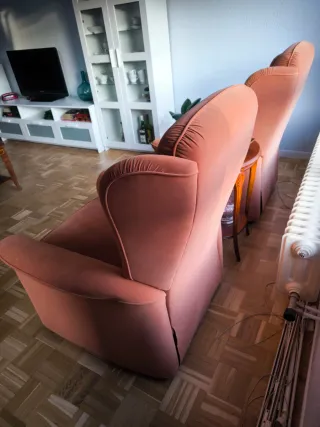 Sillones tapizados color terracota.