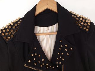 Torera negra y dorada con tachuelas, sin estrenar